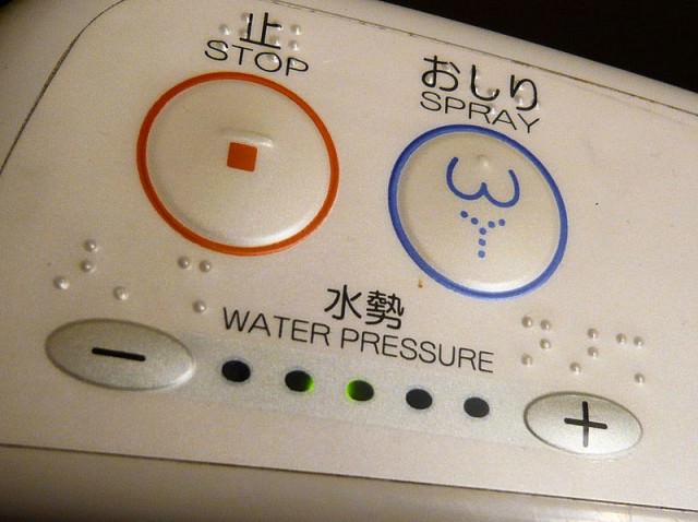 800px-Japanese_toilet_buttons