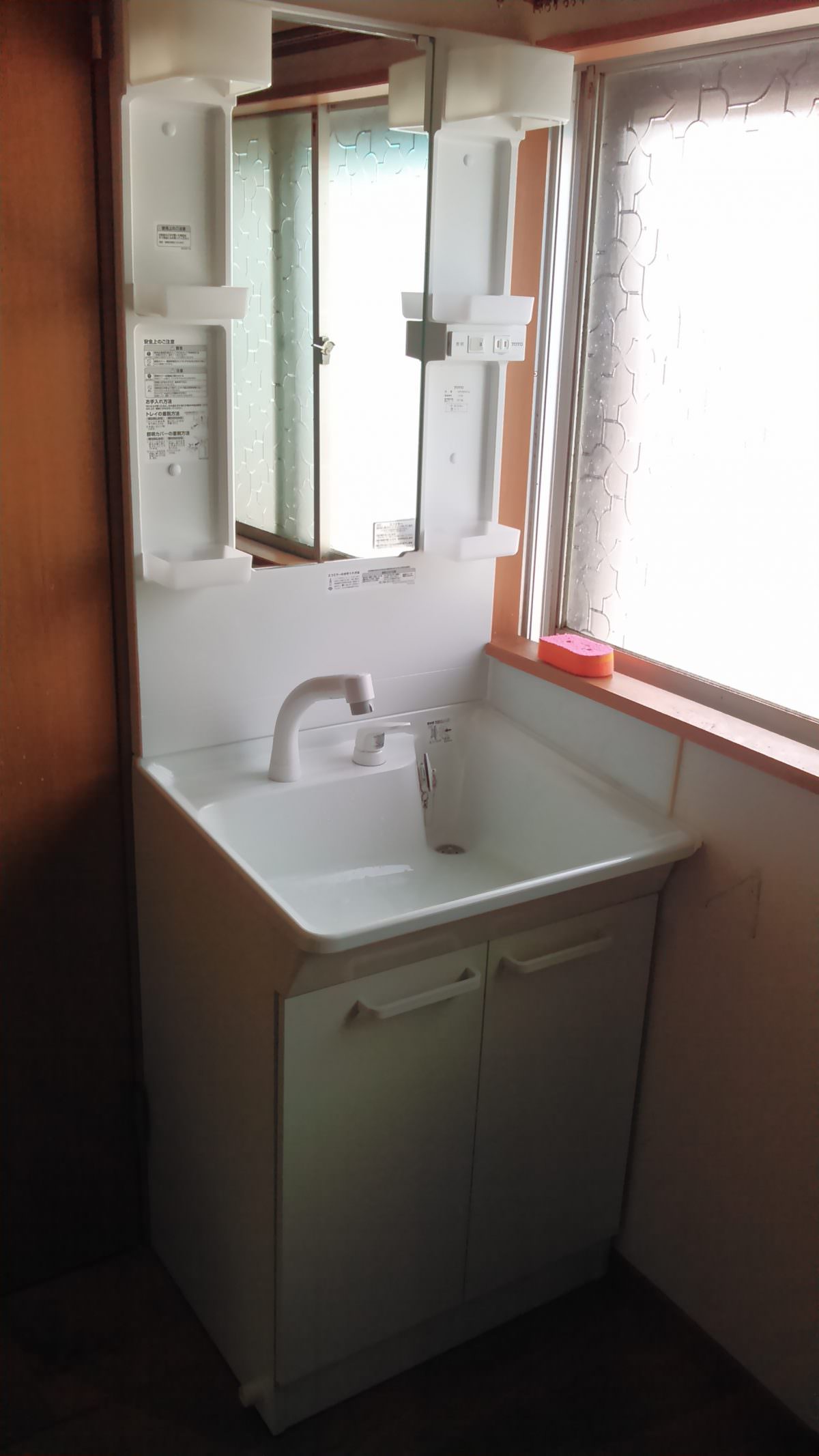 洗面化粧台交換 Toto Keシリーズ 600幅 1面鏡エコミラー 洗面台やトイレ 給湯器 エアコンなどの交換なら便利屋handyman