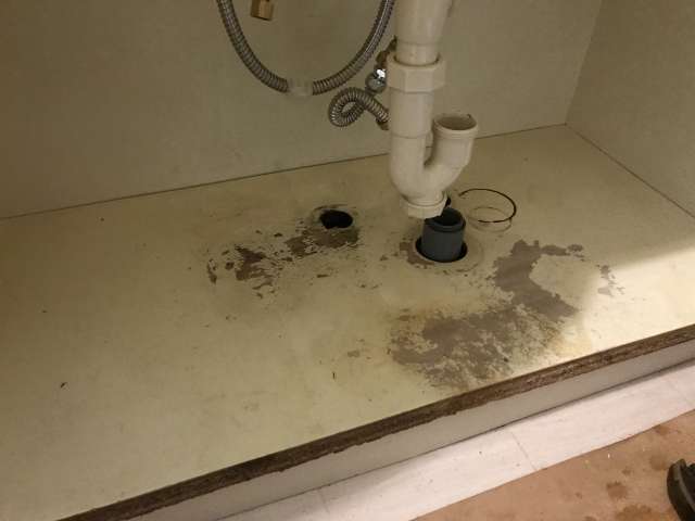 洗面台の底板を修理 洗面台やトイレ 給湯器 エアコンなどの交換なら便利屋handyman