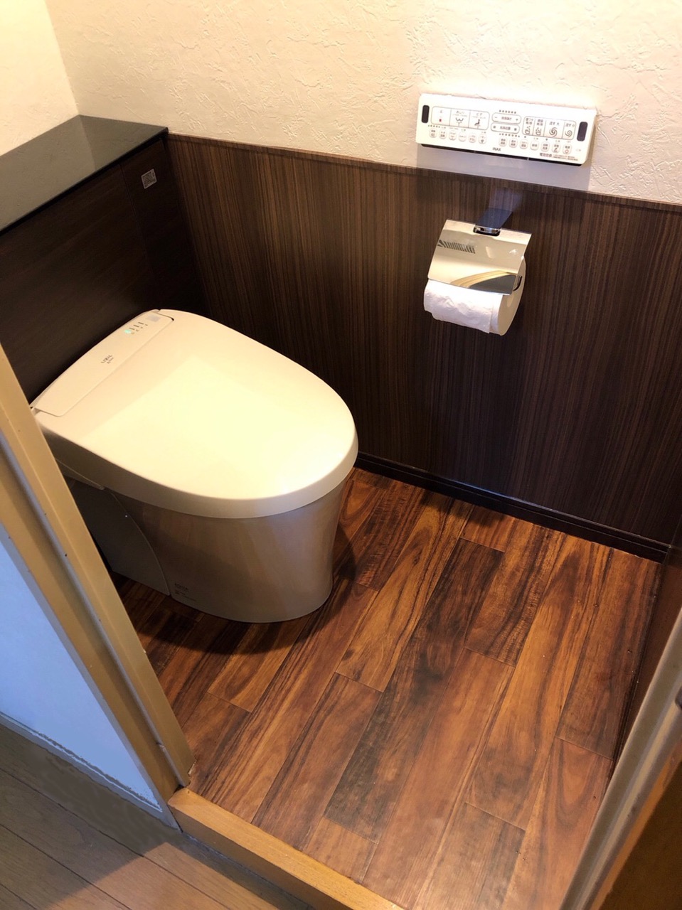 手洗いカウンター付きトイレリフォーム【LIXIL リフォレYDS-H2HX81X5(手洗い付)】の施工です！ | 洗面台やトイレ・給湯器