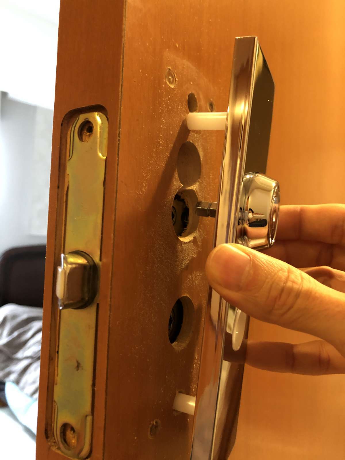 部屋のドアに鍵をつけたい、そんな時【屋内ドア鍵設置】 洗面台やトイレ・給湯器・エアコンなどの交換なら便利屋Handyman