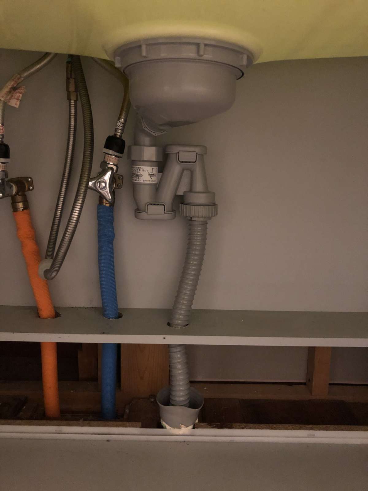 キッチンの排水管が折れた！そんな時【排水水漏れ】 洗面台やトイレ・給湯器・エアコンなどの交換なら便利屋Handyman