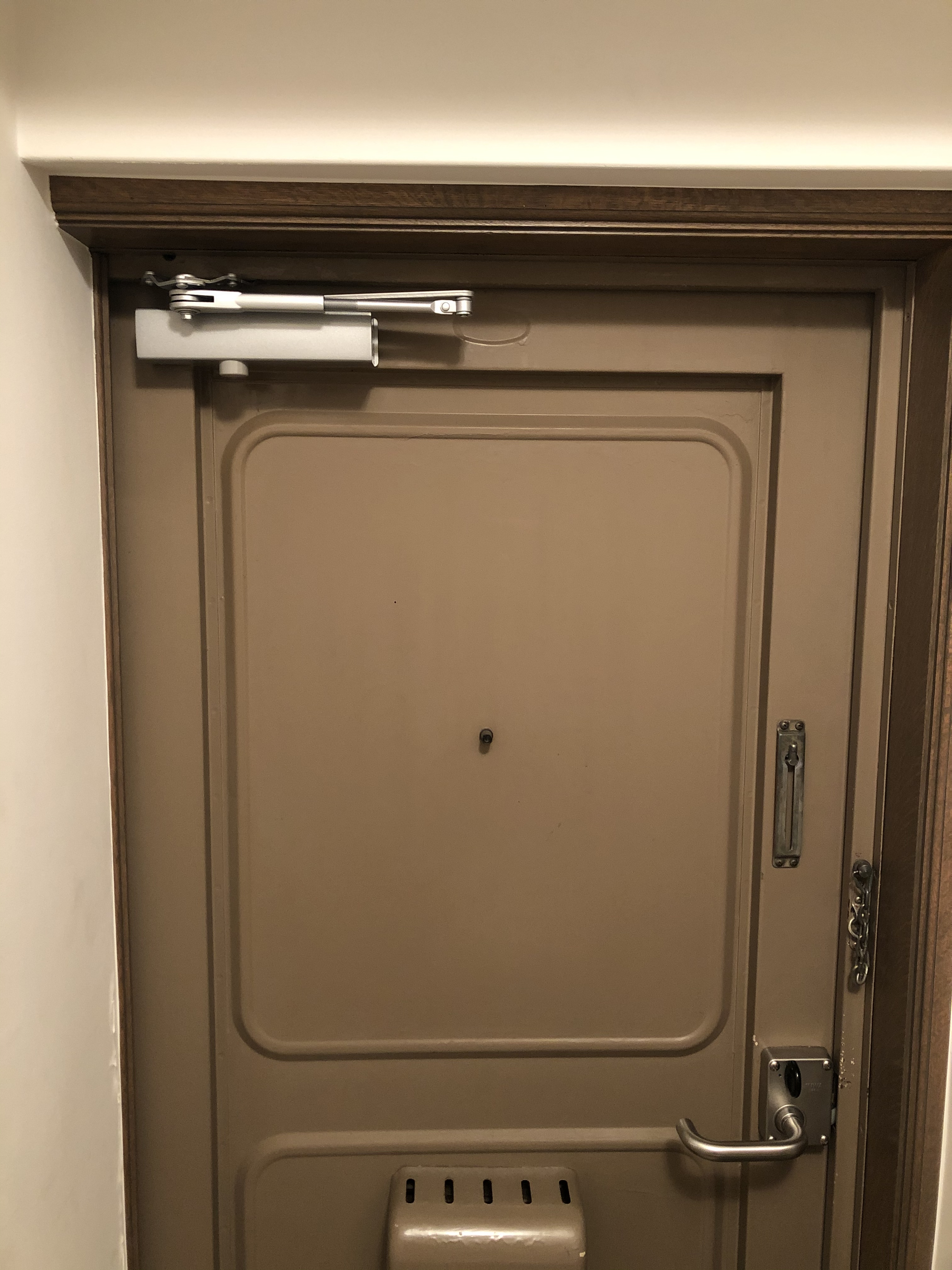 玄関ドアのドアクローザー交換で開閉＆異音改善