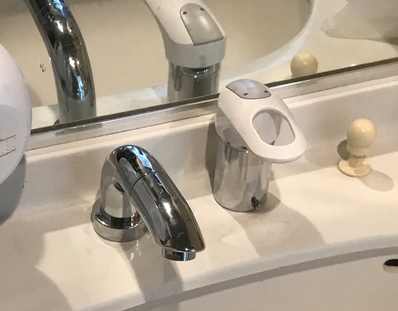 憧れの シャワーホース水栓に魔改造 洗面台やトイレ 給湯器 エアコンなどの交換なら便利屋handyman