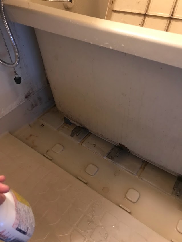 浴室ニオイの原因は浴槽エプロン分解クリーニング？